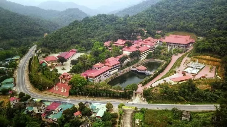 ruc Lam Yen Tu Zen Monastery (also known as Lan Pagoda) is located on Yen Tu Mountain in the Yen Tu Historical Relic and Scenic Area (Quang Ninh), which was chosen by King Tran Nhan Tong as a place to practice. This was originally a large temple with massive structures but was destroyed over time, now only a few traces remain on the ground. In 2002, Truc Lam Yen Tu Zen Monastery was rebuilt (2021). (Photo: VNA)