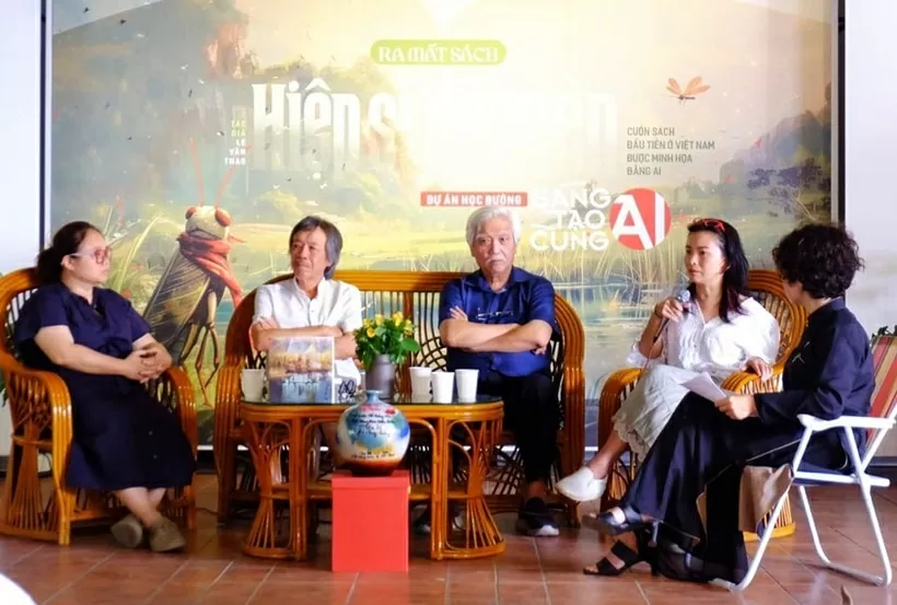 Delegates at the launching ceremony of the illustrated novel “Hiep si De Men” (Knight Cricket) (Photo: VNA) Delegates at the launching ceremony of the illustrated novel “Hiep si De Men” (Knight Cricket) (Photo: VNA)