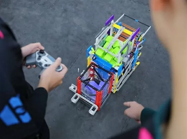 Students of a high-school in Hanoi practice for a robotics competition. The city plans to establish Hanoi Innovation Centre as a joint stock company to promote innovation and drive growth. (Photo: VNA)