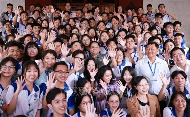 Prime Minister Pham Minh Chinh, NA deputies of Can Tho, and students of Can Tho University at the meeting. (Photo: VNA) Prime Minister Pham Minh Chinh, NA deputies of Can Tho, and students of Can Tho University at the meeting. (Photo: VNA)