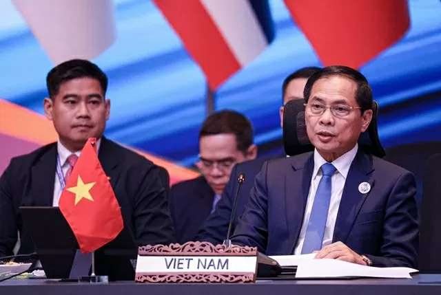 Deputy PM, FM Bui Thanh Son co-chaired ASEAN-UK, attends ASEAN-EU, EAS Foreign Ministers’ Meetings in Kuala Lumpur Deputy PM, FM Bui Thanh Son co-chaired ASEAN-UK, attends ASEAN-EU, EAS Foreign Ministers’ Meetings in Kuala Lumpur