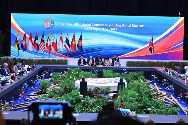 Deputy PM, FM Bui Thanh Son co-chaired ASEAN-UK, attends ASEAN-EU, EAS Foreign Ministers’ Meetings in Kuala Lumpur Deputy PM, FM Bui Thanh Son co-chaired ASEAN-UK, attends ASEAN-EU, EAS Foreign Ministers’ Meetings in Kuala Lumpur