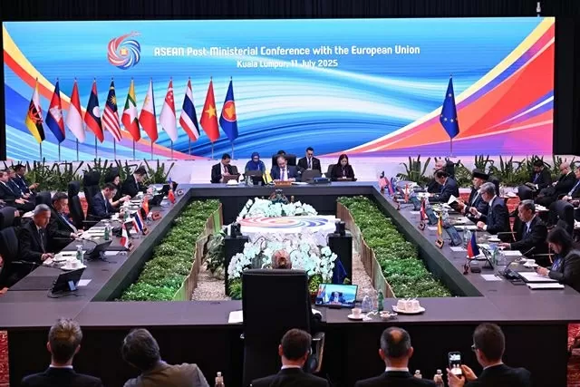 Deputy PM, FM Bui Thanh Son co-chaired ASEAN-UK, attends ASEAN-EU, EAS Foreign Ministers’ Meetings in Kuala Lumpur Deputy PM, FM Bui Thanh Son co-chaired ASEAN-UK, attends ASEAN-EU, EAS Foreign Ministers’ Meetings in Kuala Lumpur