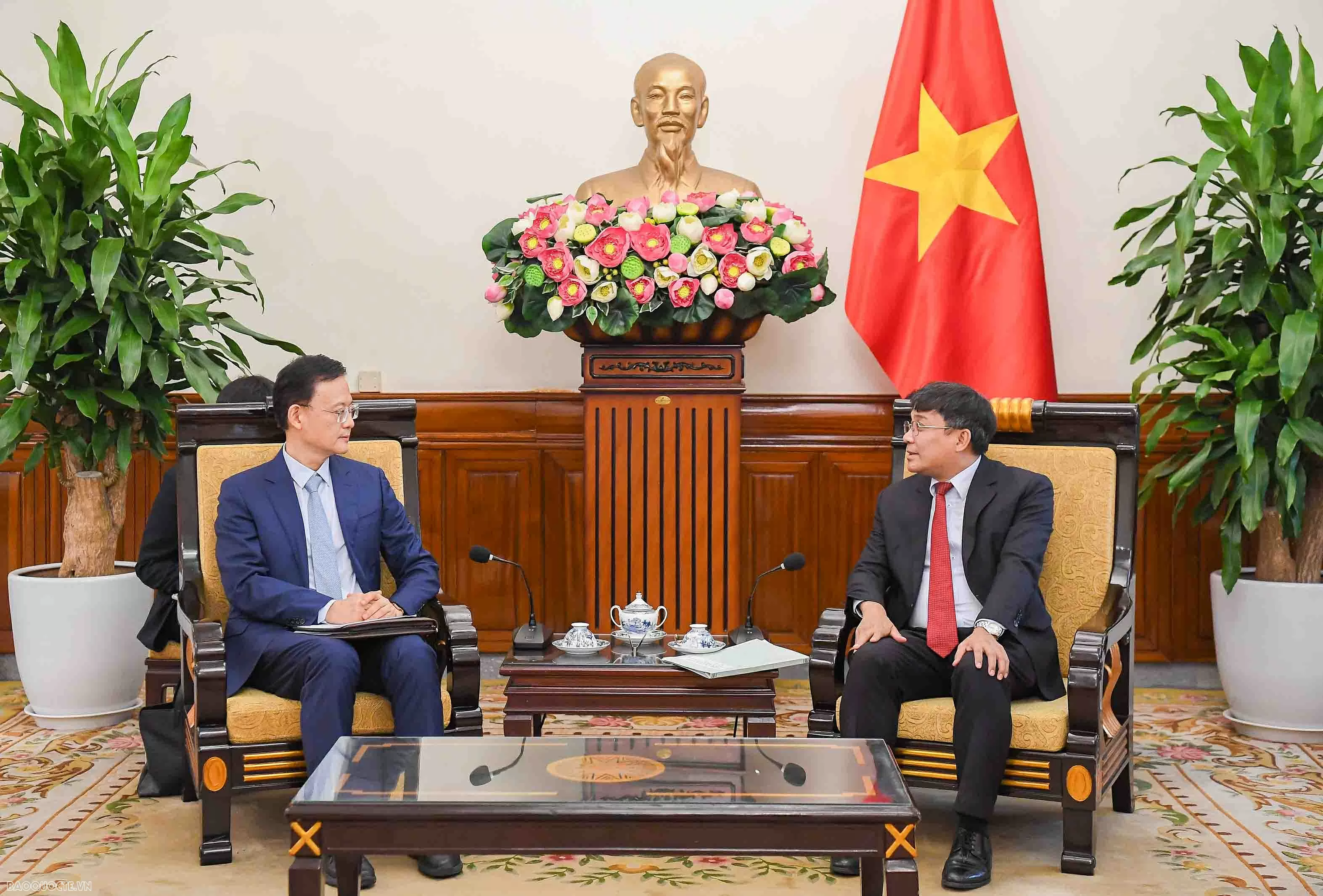 Permanent Deputy Minister Nguyen Minh Vu receives Director of the Foreign Affairs Office of the Guangxi Zhuang Autonomous Region, China