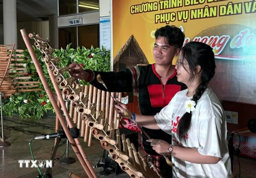 Young OVs explore homeland’s gong culture Young OVs explore homeland’s gong culture