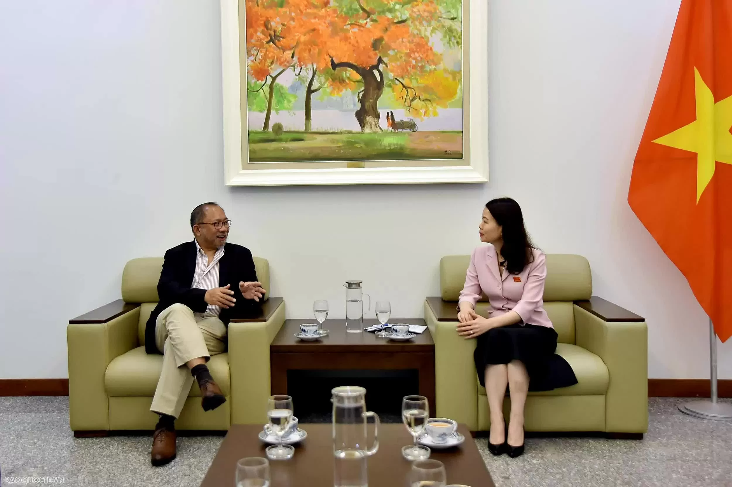 Deputy Foreign Minister Nguyen Minh Hang receives Executive Director of APEC Secretariat for the 2025-2027 term
