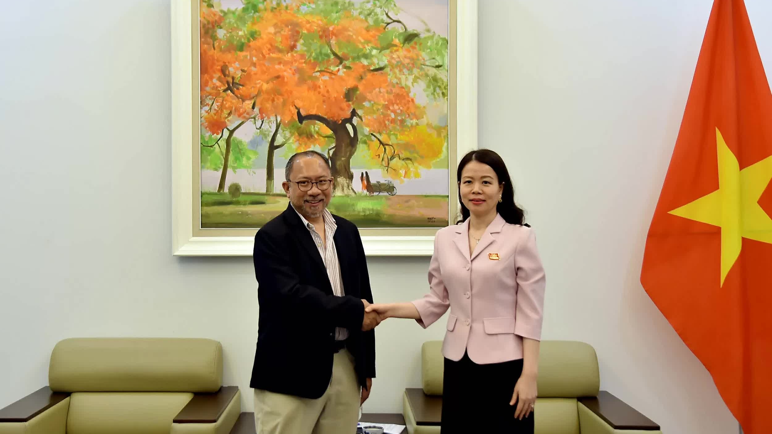 Deputy Foreign Minister Nguyen Minh Hang welcomes official from APEC Secretariat