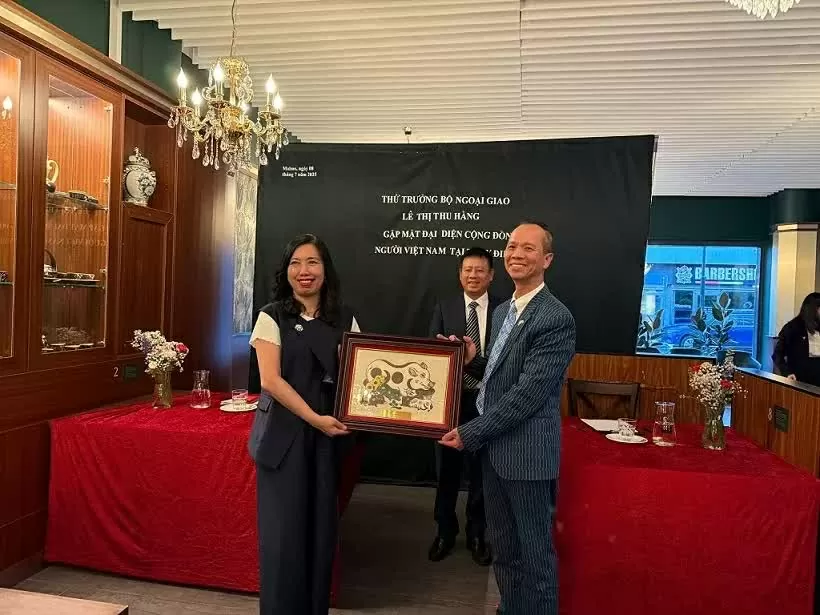 Deputy Minister of Foreign Affairs Le Thi Thu Hang meets and pays tribute to generations of overseas Vietnamese in Denmark and Sweden