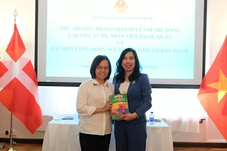 Deputy Minister of Foreign Affairs Le Thi Thu Hang meets and pays tribute to generations of overseas Vietnamese in Denmark and Sweden