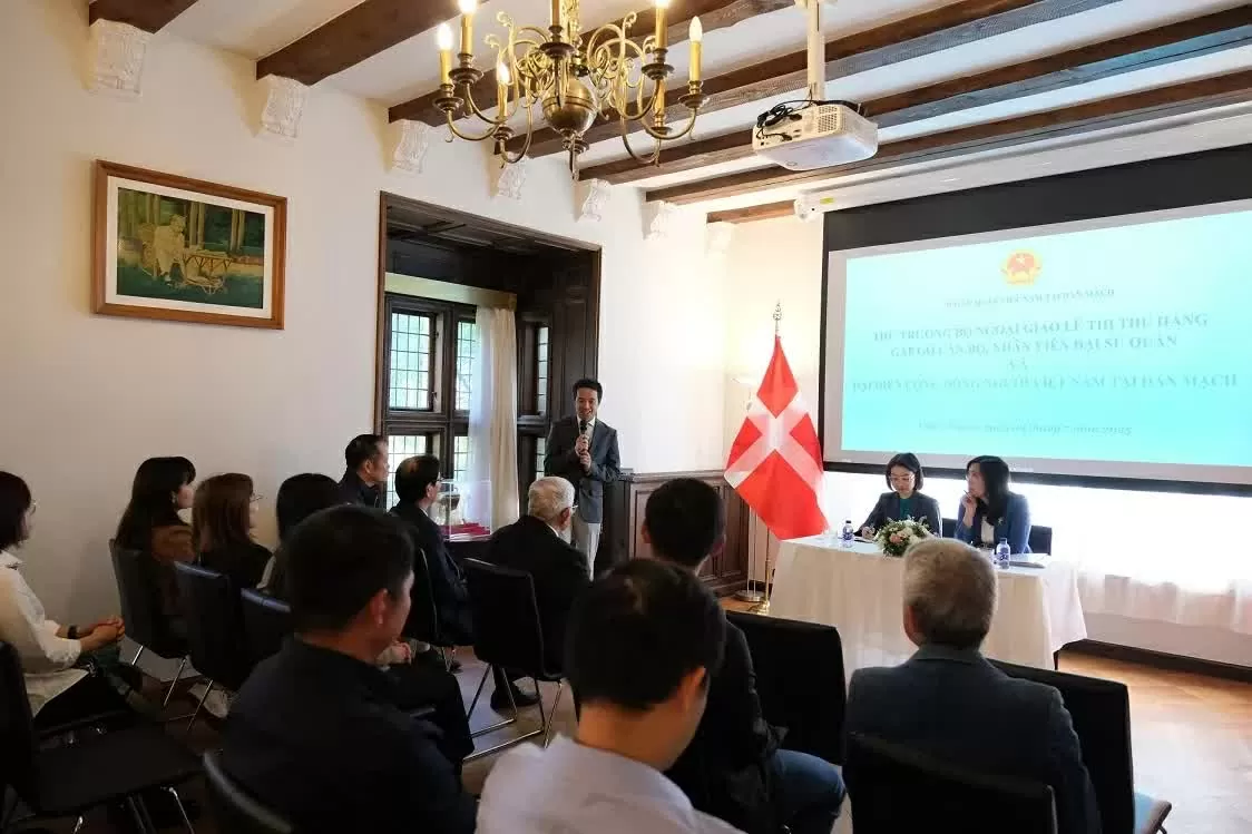 Deputy Minister of Foreign Affairs Le Thi Thu Hang meets and pays tribute to generations of overseas Vietnamese in Denmark and Sweden