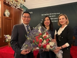 Deputy FM Le Thi Thu Hang meets generations of overseas Vietnamese in Denmark and Sweden