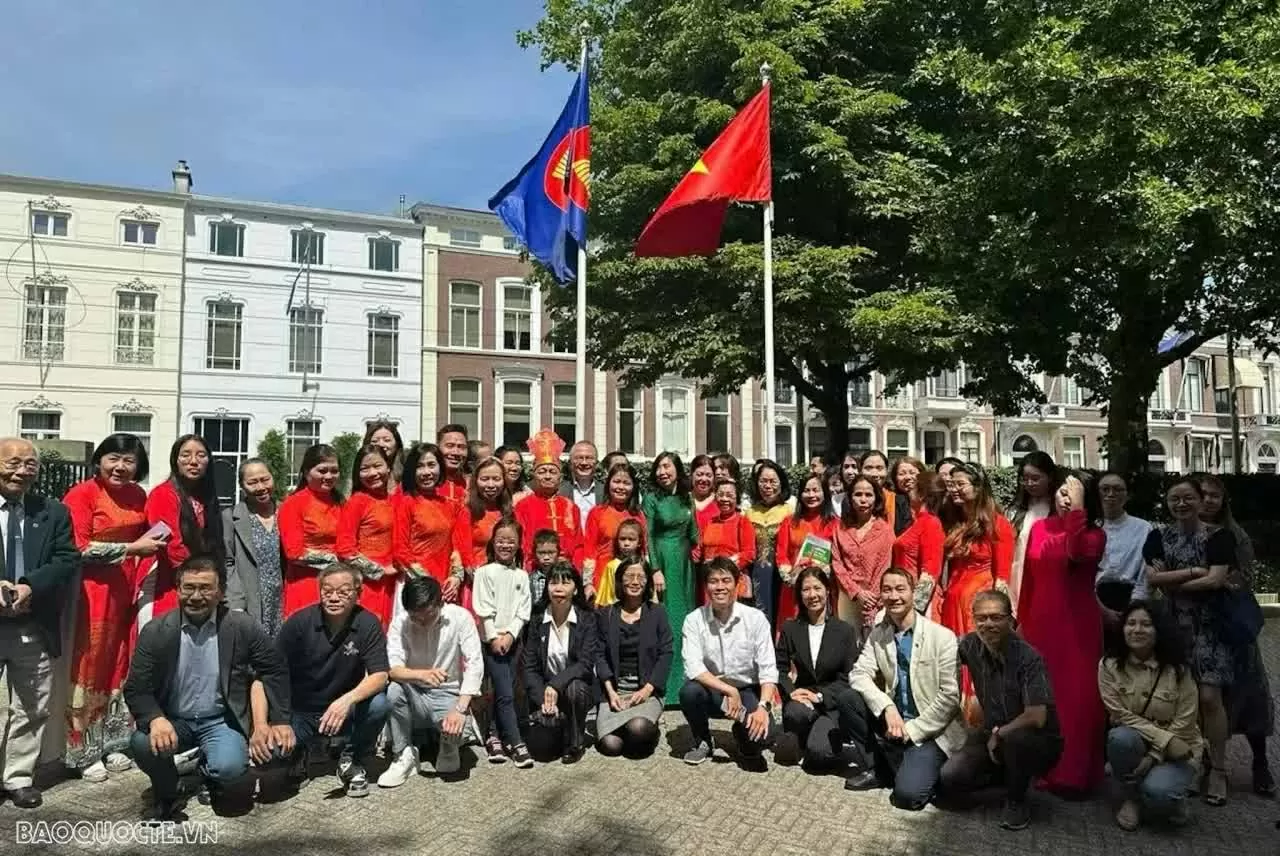 Deputy Minister of Foreign Affairs Le Thi Thu Hang meets with the Vietnamese community in the Netherlands