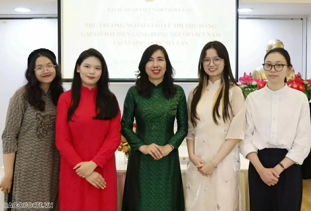 Deputy Minister of Foreign Affairs Le Thi Thu Hang meets with the Vietnamese community in the Netherlands Deputy Minister of Foreign Affairs Le Thi Thu Hang meets with the Vietnamese community in the Netherlands