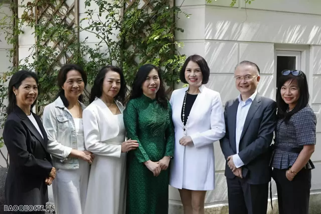 Deputy Minister of Foreign Affairs Le Thi Thu Hang meets with the Vietnamese community in the Netherlands