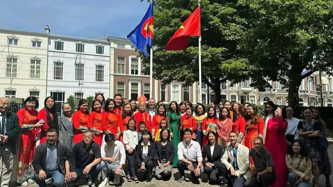 Deputy FM Le Thi Thu Hang meets with the Vietnamese community in the Netherlands