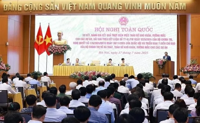 Prime Minister Pham Minh Chinh attends national conference, calls for swift and humane resolution of stalled projects