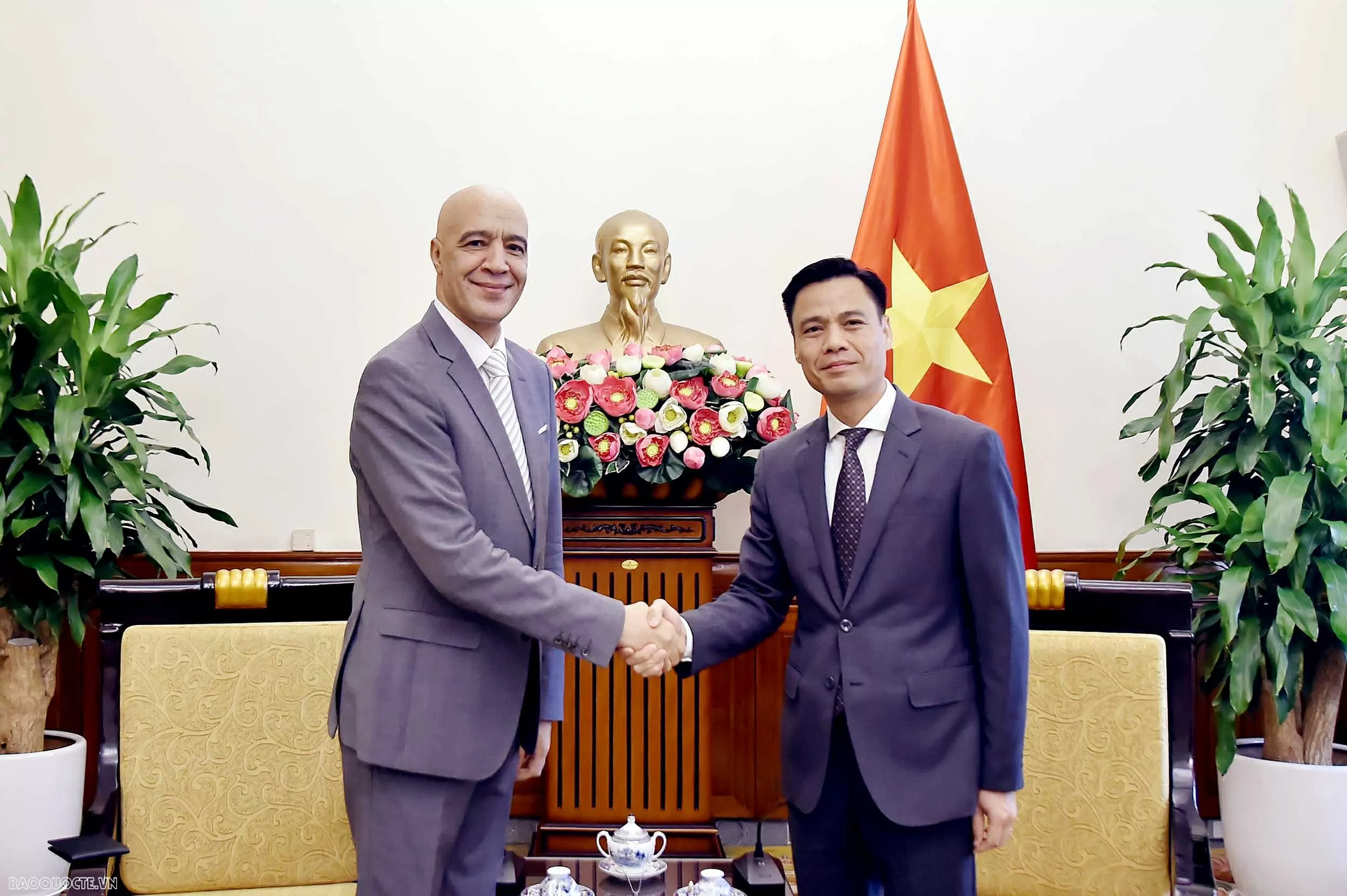 Deputy FM Dang Hoang Giang works with Ambassadors of Morocco, Switzerland, Senegal in Hanoi