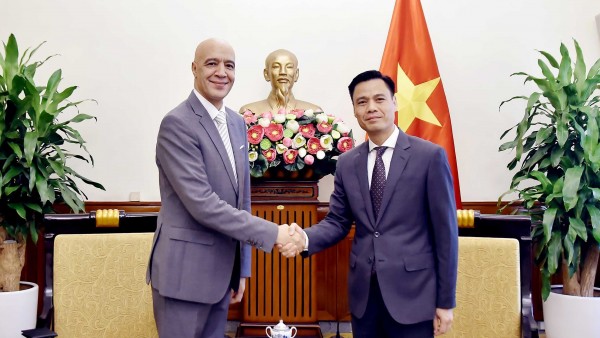 Deputy FM Dang Hoang Giang works with Ambassadors of Morocco, Switzerland, Senegal in Hanoi