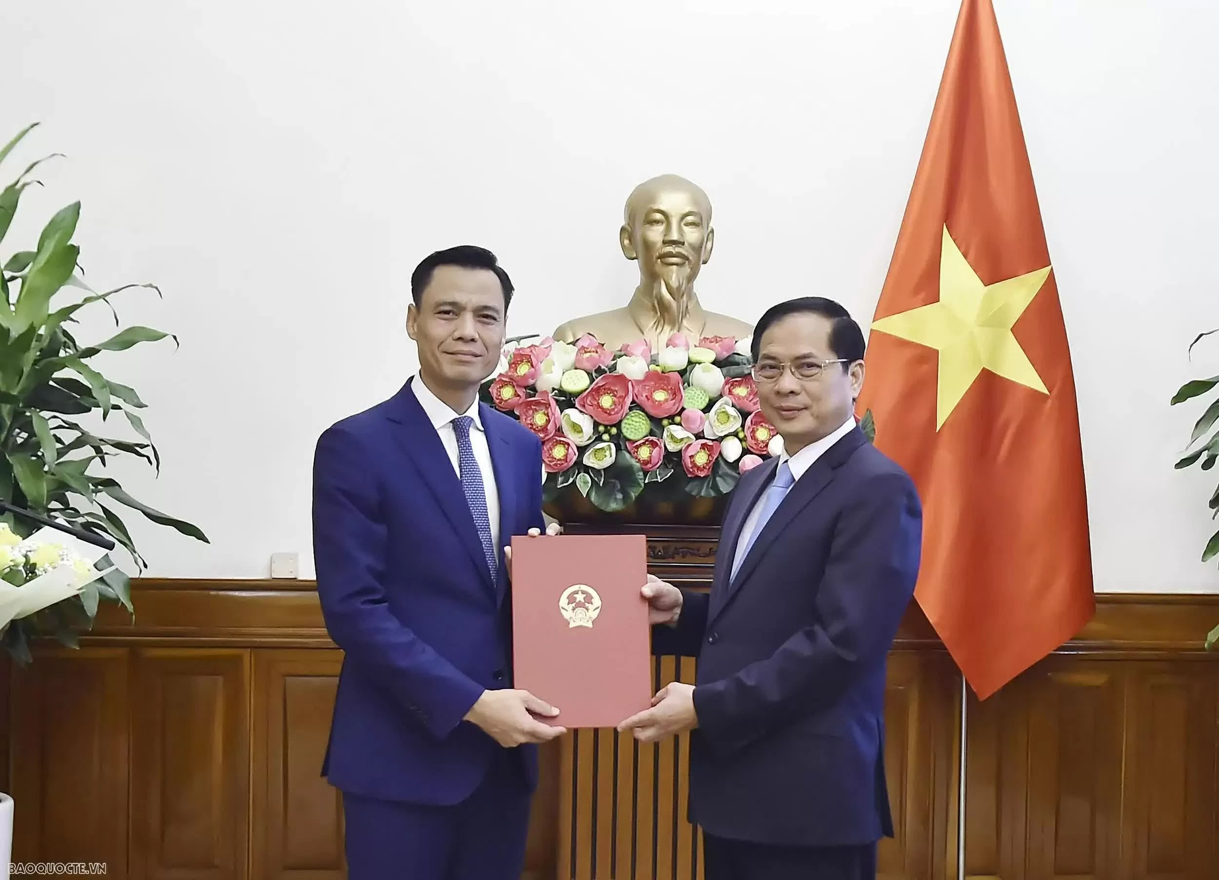 Deputy Prime Minister and Minister Bui Thanh Son presented the decision to appoint Deputy Minister of Foreign Affairs Deputy Prime Minister and Minister Bui Thanh Son presented the decision to appoint Deputy Minister of Foreign Affairs