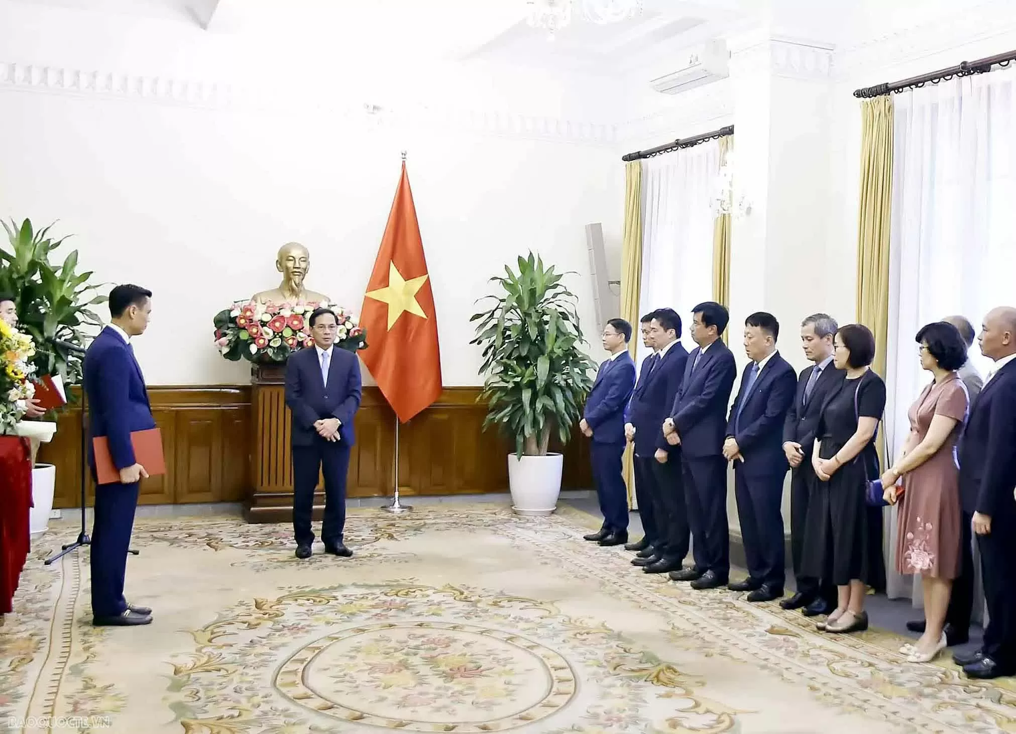 Deputy Prime Minister and Minister Bui Thanh Son presented the decision to appoint Deputy Minister of Foreign Affairs