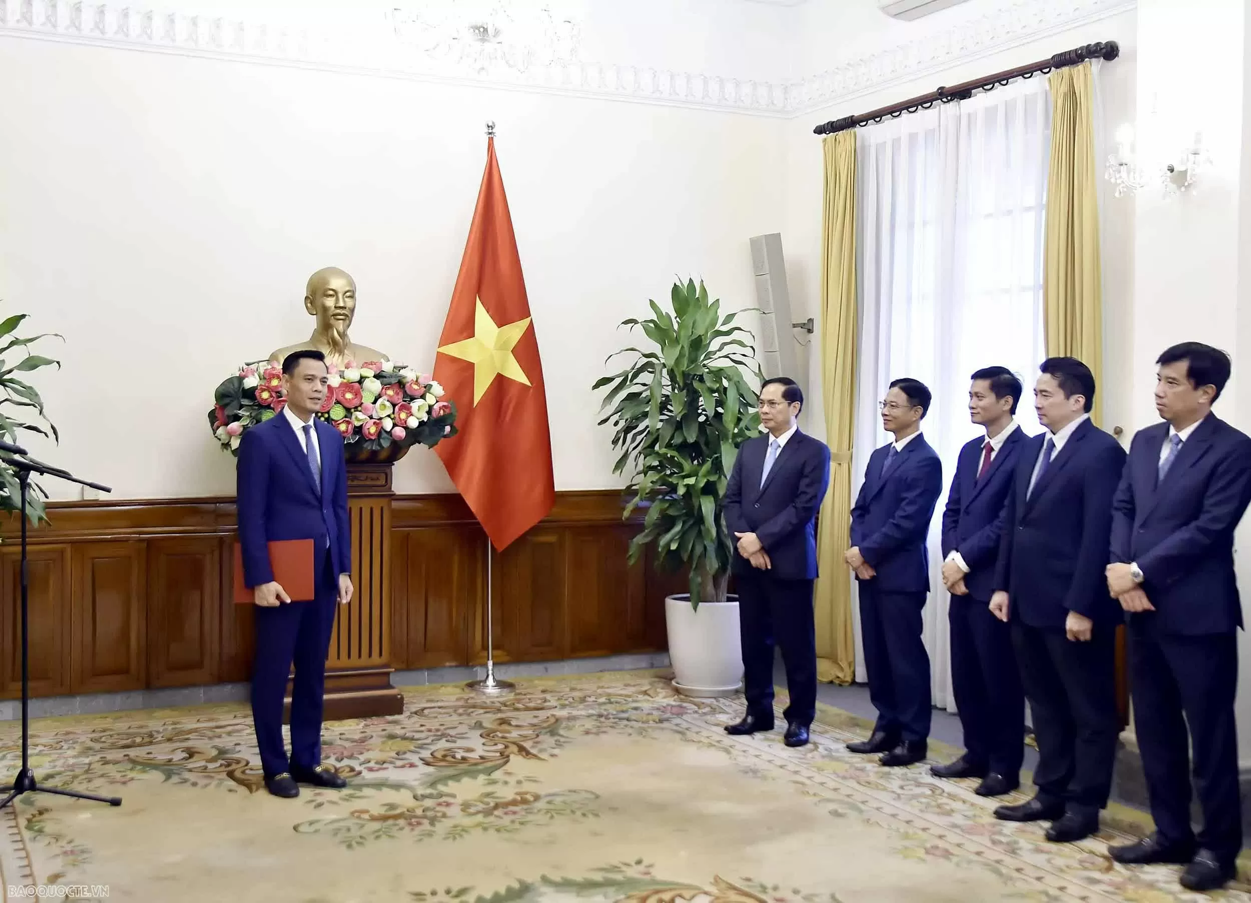 Deputy Prime Minister and Minister Bui Thanh Son presented the decision to appoint Deputy Minister of Foreign Affairs