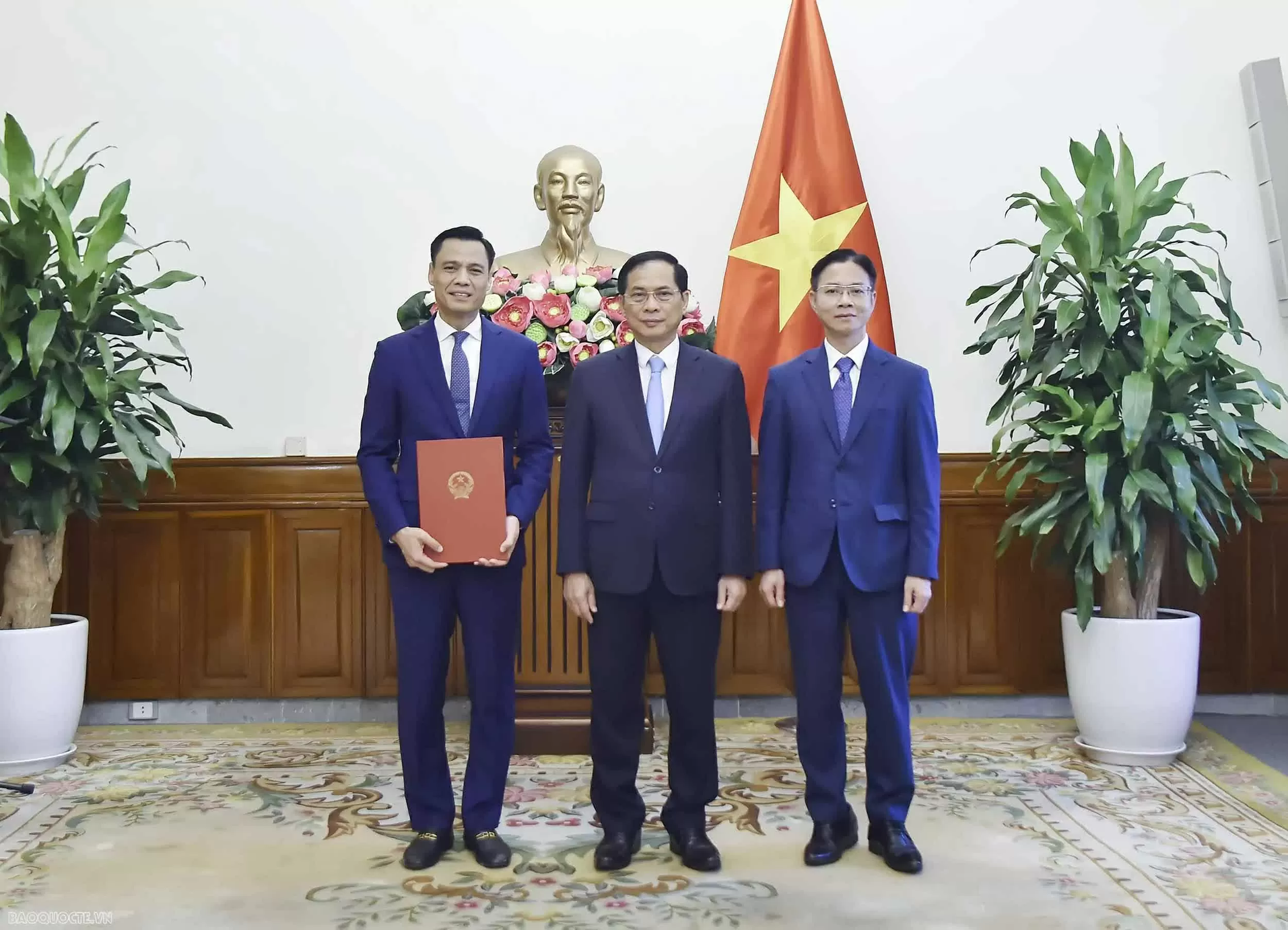 Deputy Prime Minister and Minister Bui Thanh Son presented the decision to appoint Deputy Minister of Foreign Affairs