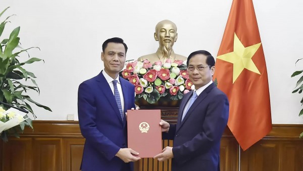 Deputy PM, FM Bui Thanh Son presents appointment decision to Deputy Foreign Minister Dang Hoang Giang
