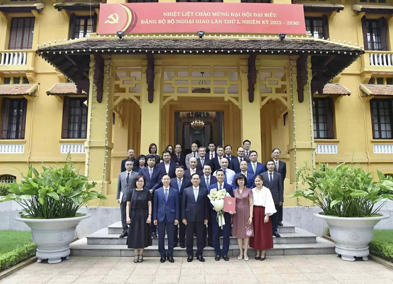 Deputy Prime Minister and Minister Bui Thanh Son presented the decision to appoint Deputy Minister of Foreign Affairs Deputy Prime Minister and Minister Bui Thanh Son presented the decision to appoint Deputy Minister of Foreign Affairs