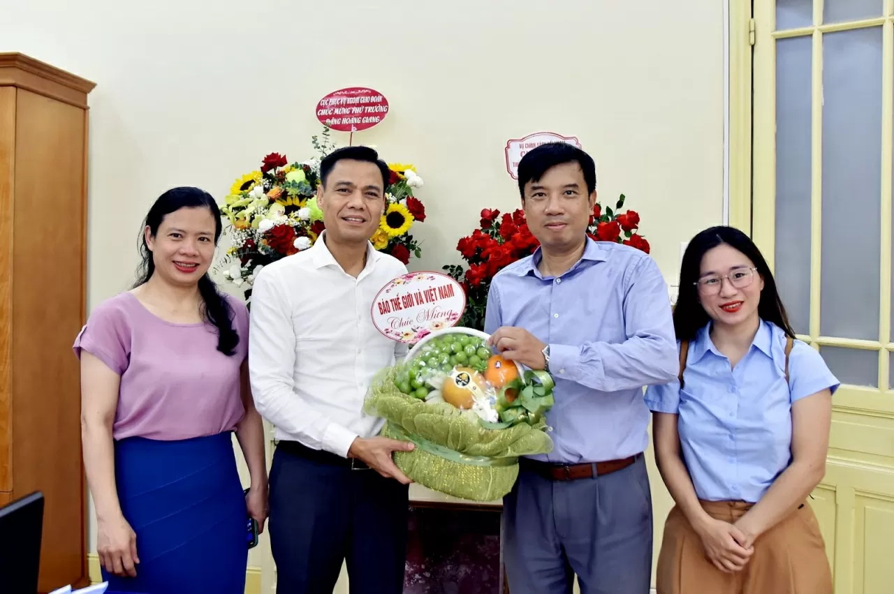 Deputy Prime Minister, Foreign Minister Bui Thanh Son presents the decision to appoint Deputy Minister of Foreign Affairs