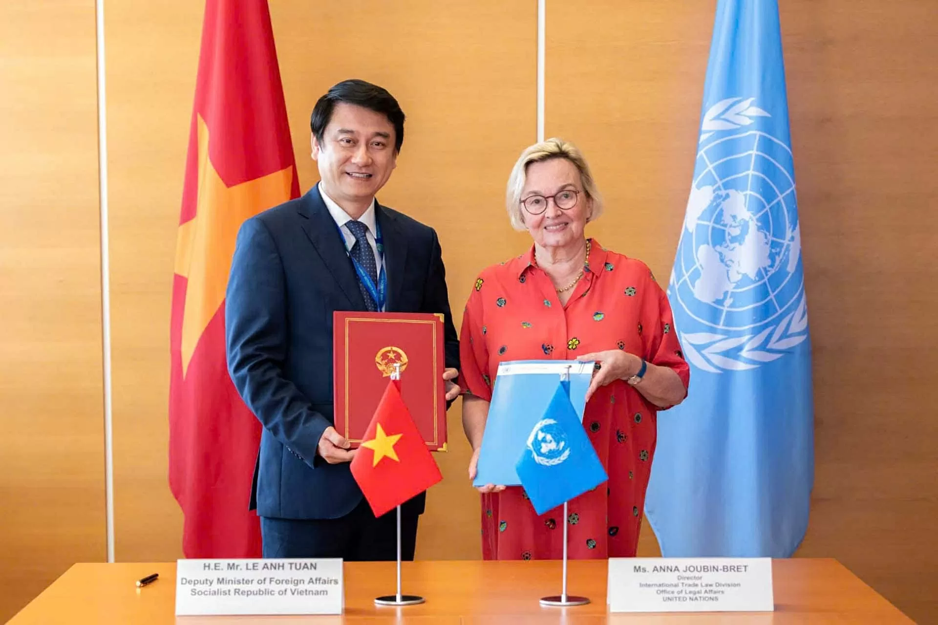 Thứ trưởng Lê Anh Tuấn và Thư ký trưởng UNCITRAL Anna Joubin-Bret ký Bản ghi nhớ hợp tác giữa Bộ Ngoại giao Việt Nam và UNCITRAL. Thứ trưởng Lê Anh Tuấn và Thư ký trưởng UNCITRAL Anna Joubin-Bret ký Bản ghi nhớ hợp tác giữa Bộ Ngoại giao Việt Nam và UNCITRAL.