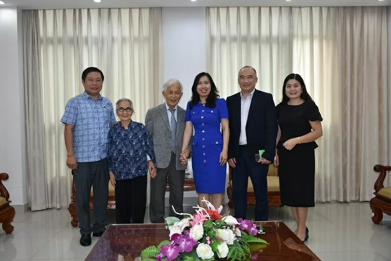 Deputy Minister of Foreign Affairs Le Thi Thu Hang received Professor Tran Thanh Van and Professor Le Kim Ngoc in October 2023. (Photo: Q.H)