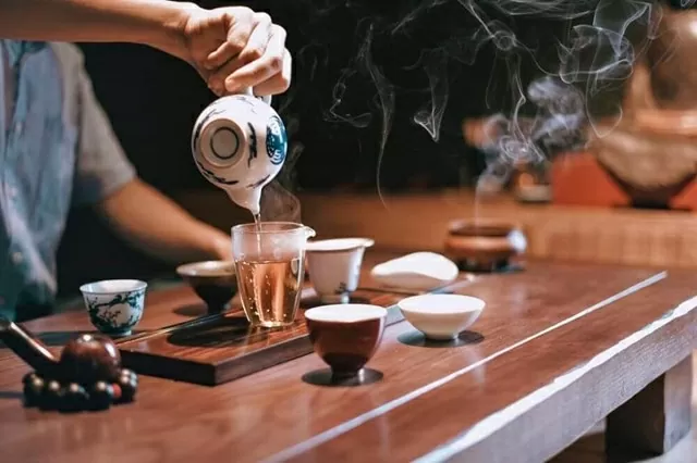 Art of tea tasting: Exploring Vietnamese cultural identity and tradition amongoverseas Vietnamese in Toronto