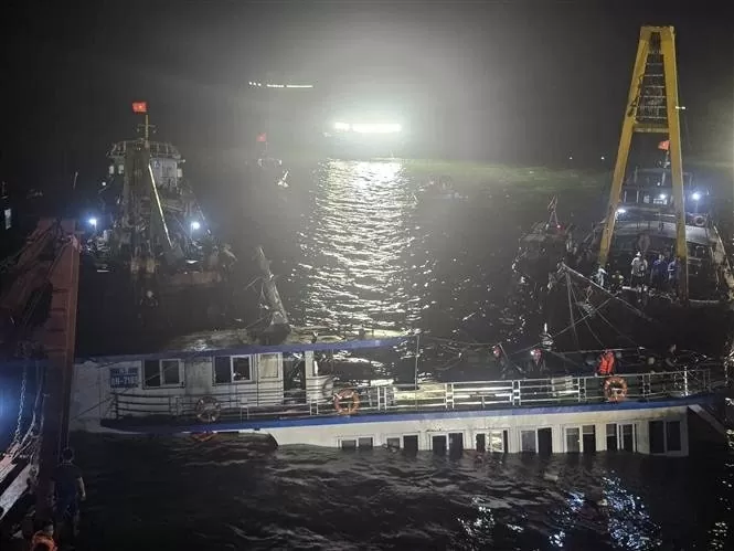 Thunderstorm capsizes tourist boat in Ha Long Bay: hydro-meteorological centre Thunderstorm capsizes tourist boat in Ha Long Bay: hydro-meteorological centre