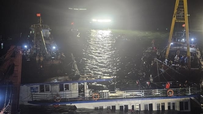Thunderstorm capsizes tourist boat in Ha Long Bay: National Centre for Hydro-Meteorological Forecasting