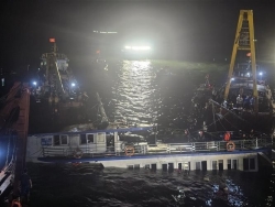 Thunderstorm capsizes tourist boat in Ha Long Bay: National Centre for Hydro-Meteorological Forecasting