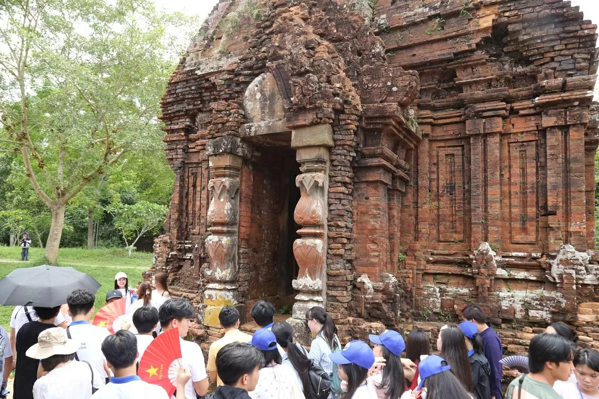 Summer Camp 2025: Young overseas Vietnamese explore My Son sanctuary and Hoi An ancient town