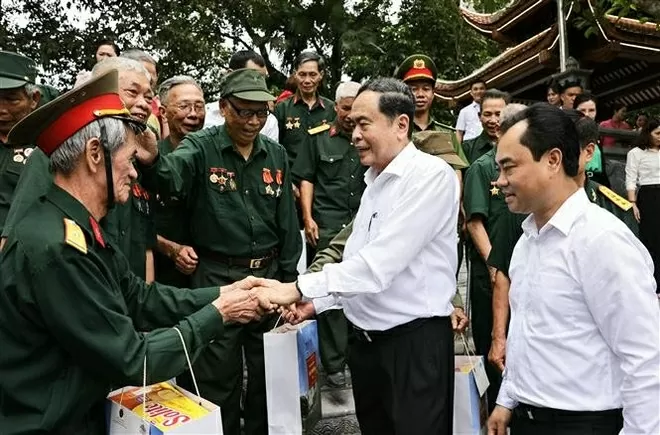 NA Chairman honours fallen war heroes, commends progress in Thai Nguyen