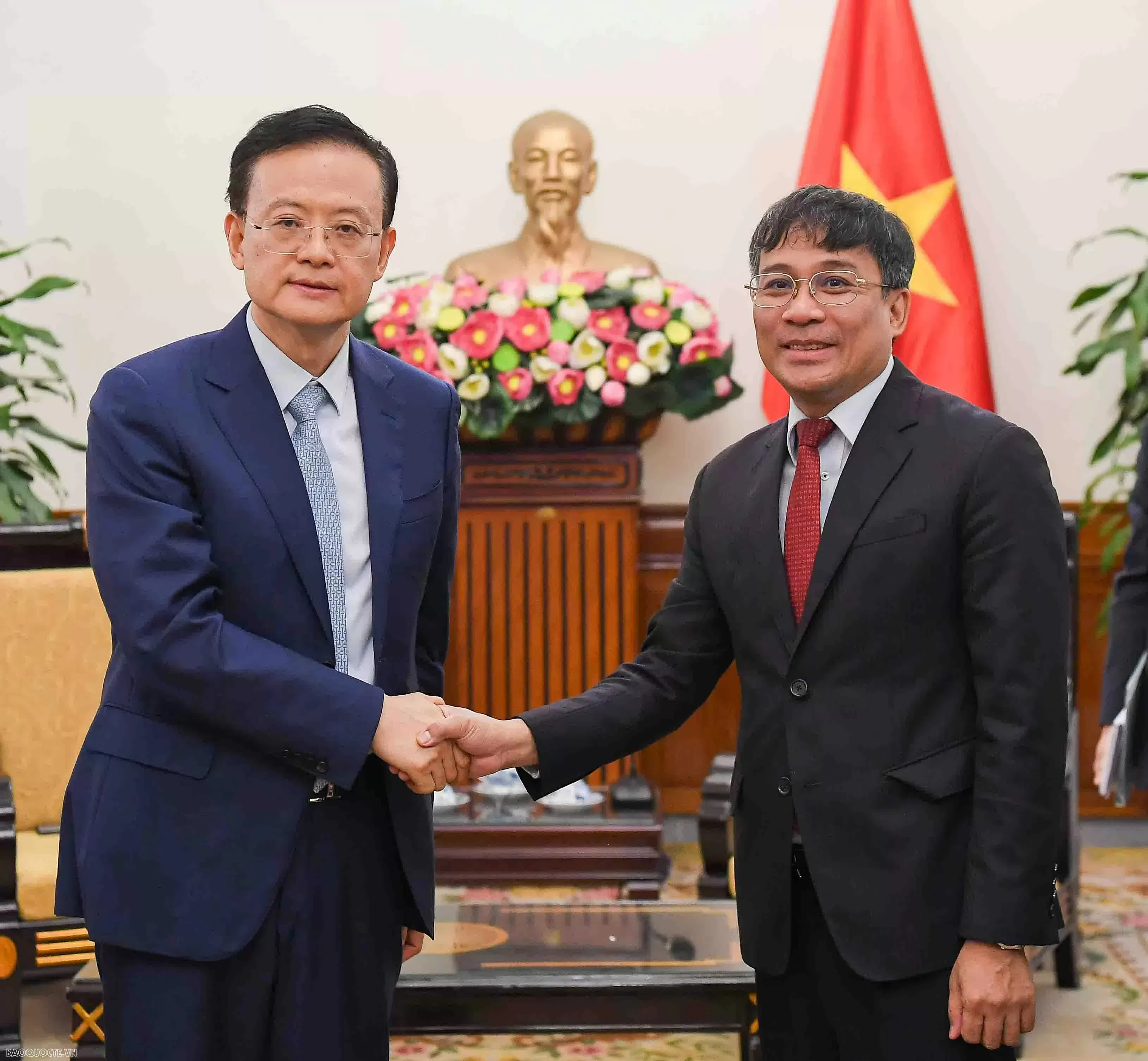 Permanent Deputy Minister Nguyen Minh Vu receives Director of the Foreign Affairs Office of the Guangxi Zhuang Autonomous Region, China