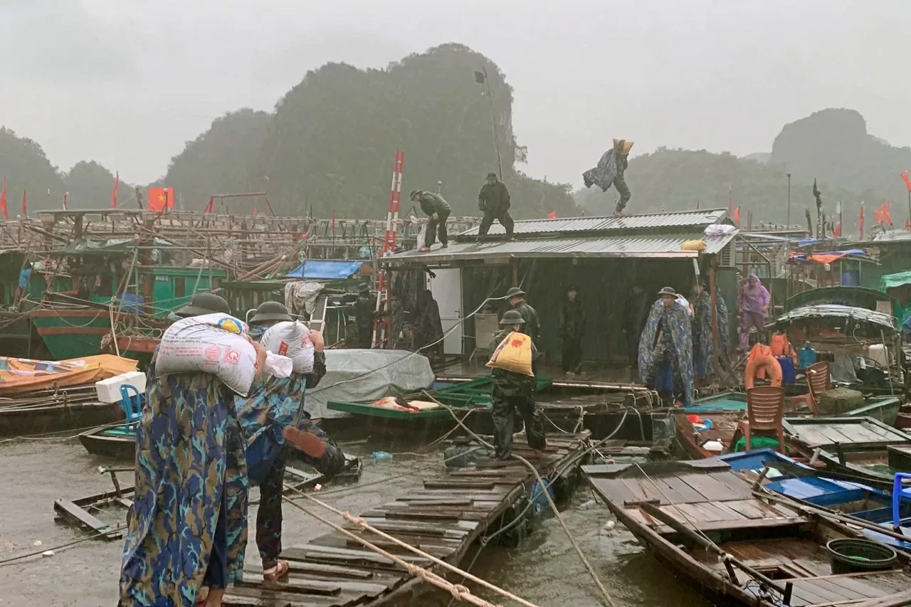 Giúp ngư dân chằng buộc tàu bè, mái che tại cảng cá Giúp ngư dân chằng buộc tàu bè, mái che tại cảng cá