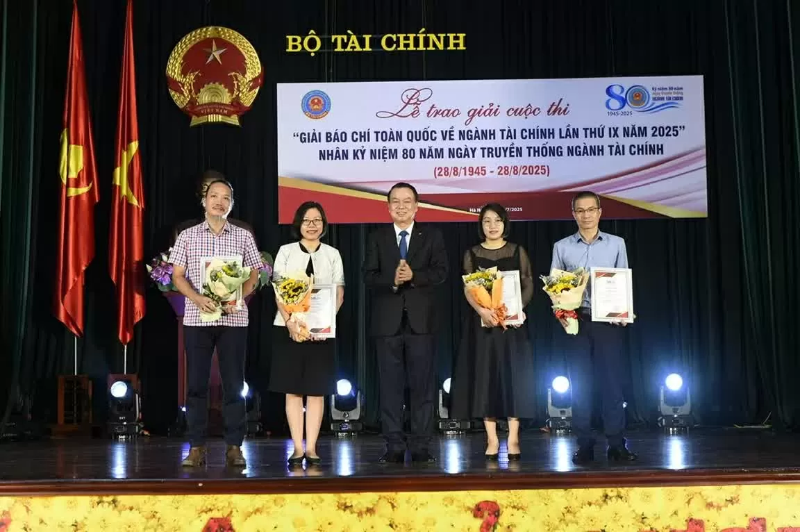 The World and Vietnam Report wins prize at the National Journalism Awards on Finance