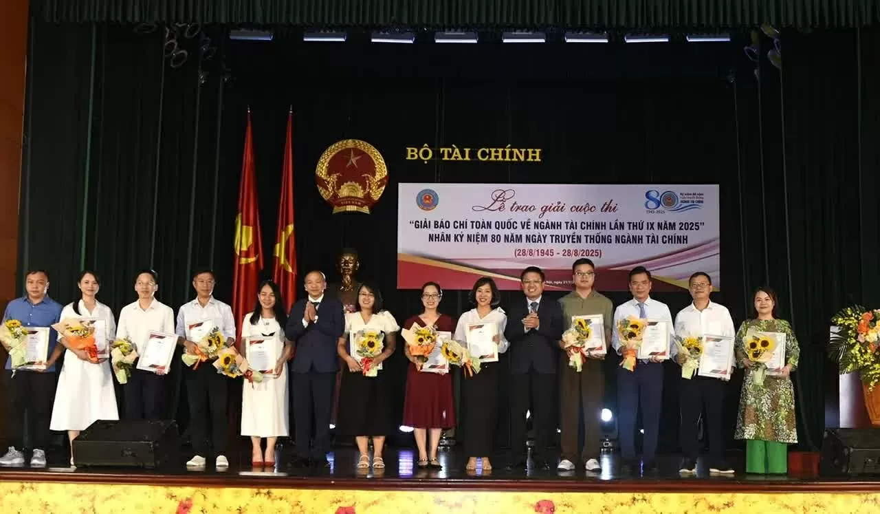 The World and Vietnam Report wins prize at the National Journalism Awards on Finance