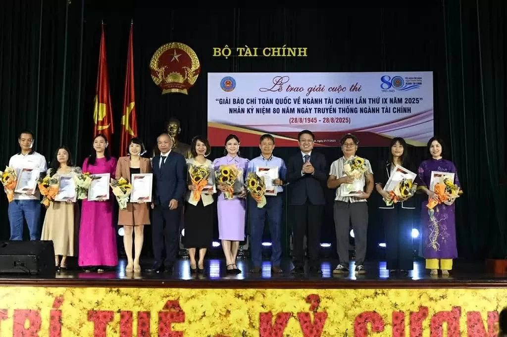 The World and Vietnam Report wins prize at the National Journalism Awards on Finance