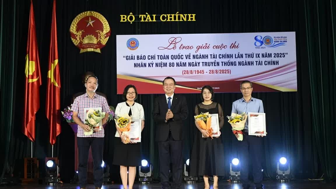 The World and Vietnam Report wins prize at the National Press Awards on Finance