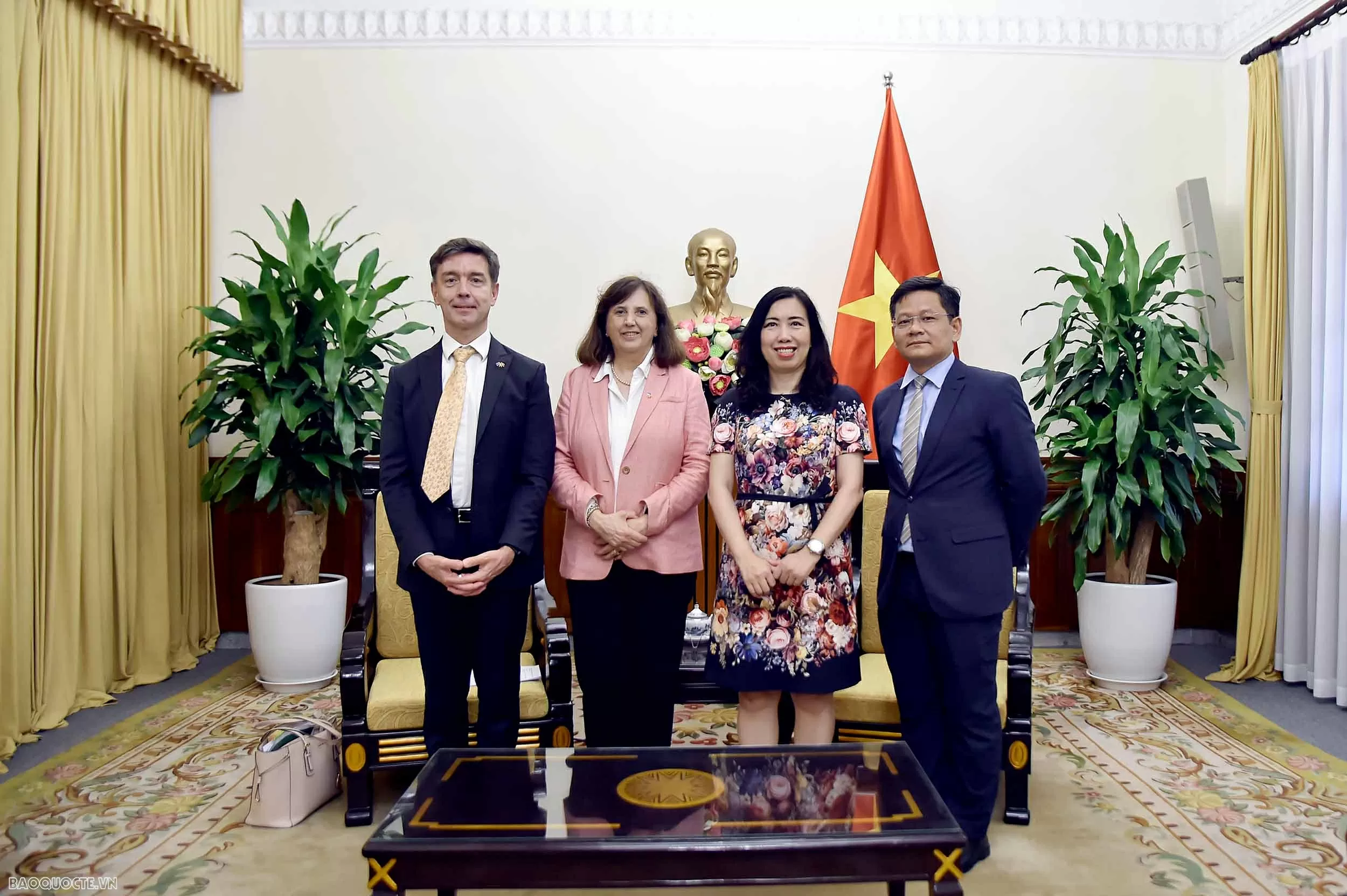 Deputy FM Le Thi Thu Hang receives delegation from European External Action Service