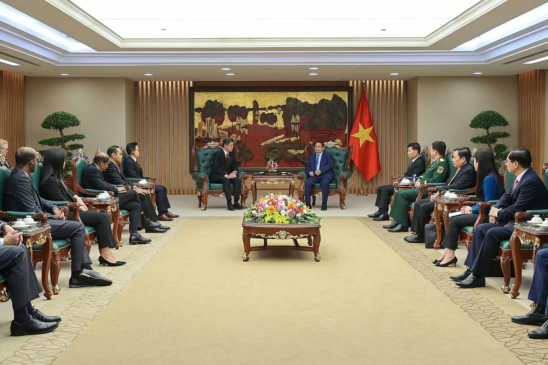 Prime Minister Pham Minh Chinh receives Singaporean Coordinating Minister for Public Services, Minister for Defence