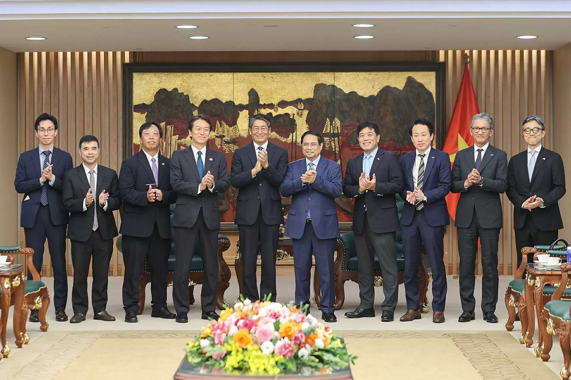Prime Minister Pham Minh Chinh receives  Sumitomo Corporation CEO Yukihito Honda in Hanoi
