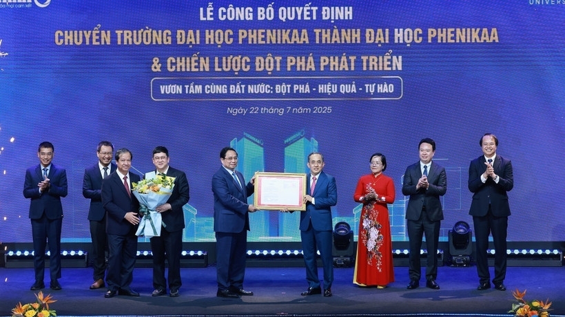 Prime Minister calls on Phenikaa University to be model for new-generation private universities