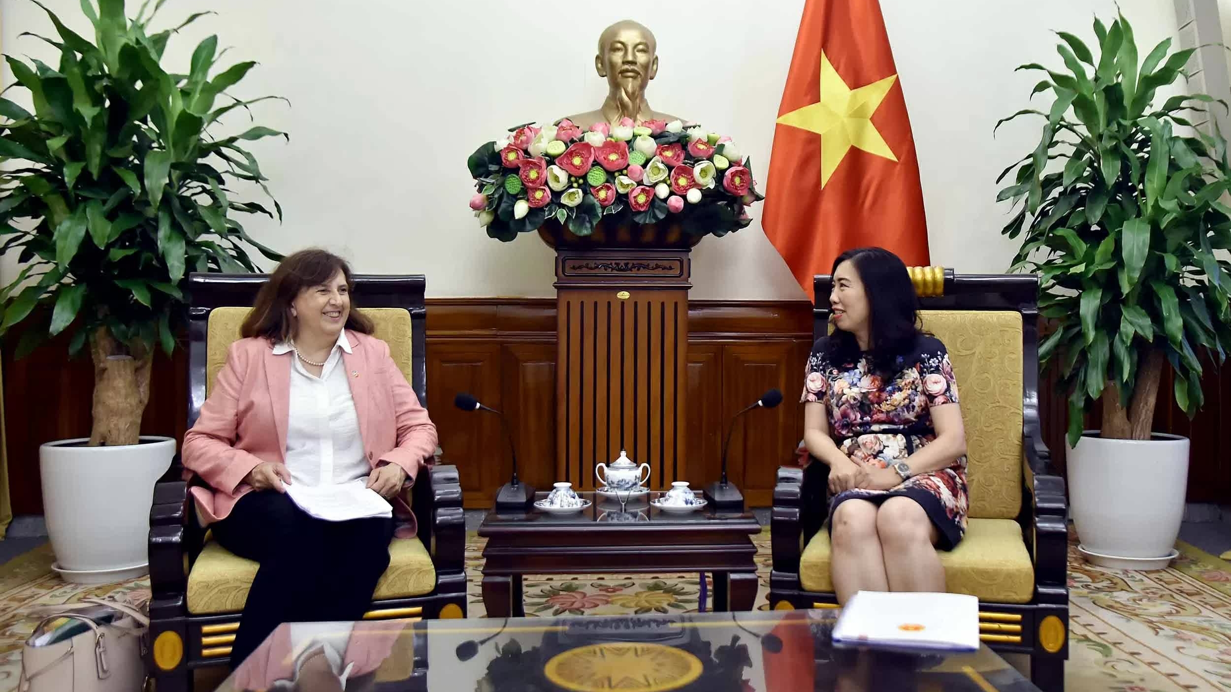 Deputy FM Le Thi Thu Hang receives senior official from the European External Action Service