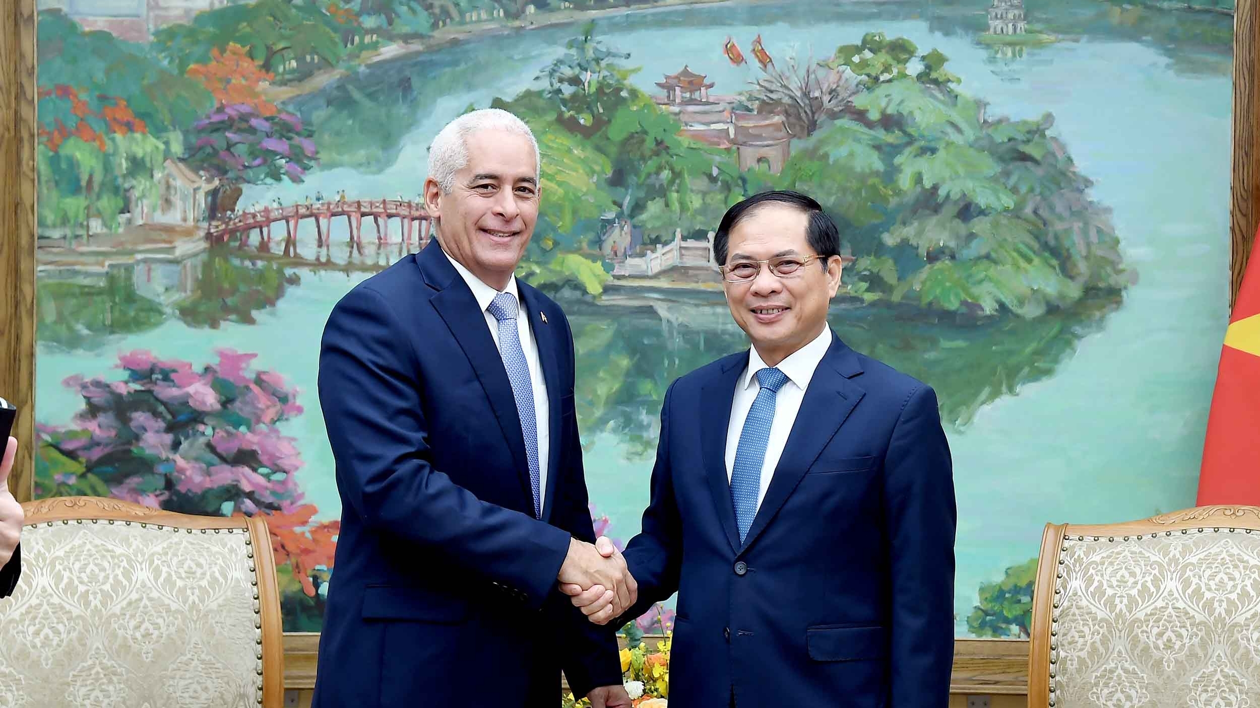 Deputy PM Bui Thanh Son receives Cuban Deputy FM Gerardo Penalver Portal to strengthen bilateral ties