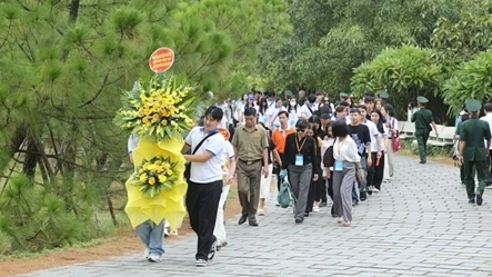 Vietnam Summer Camp 2025: A solemn tribute at the grave of General Vo Nguyen Giap